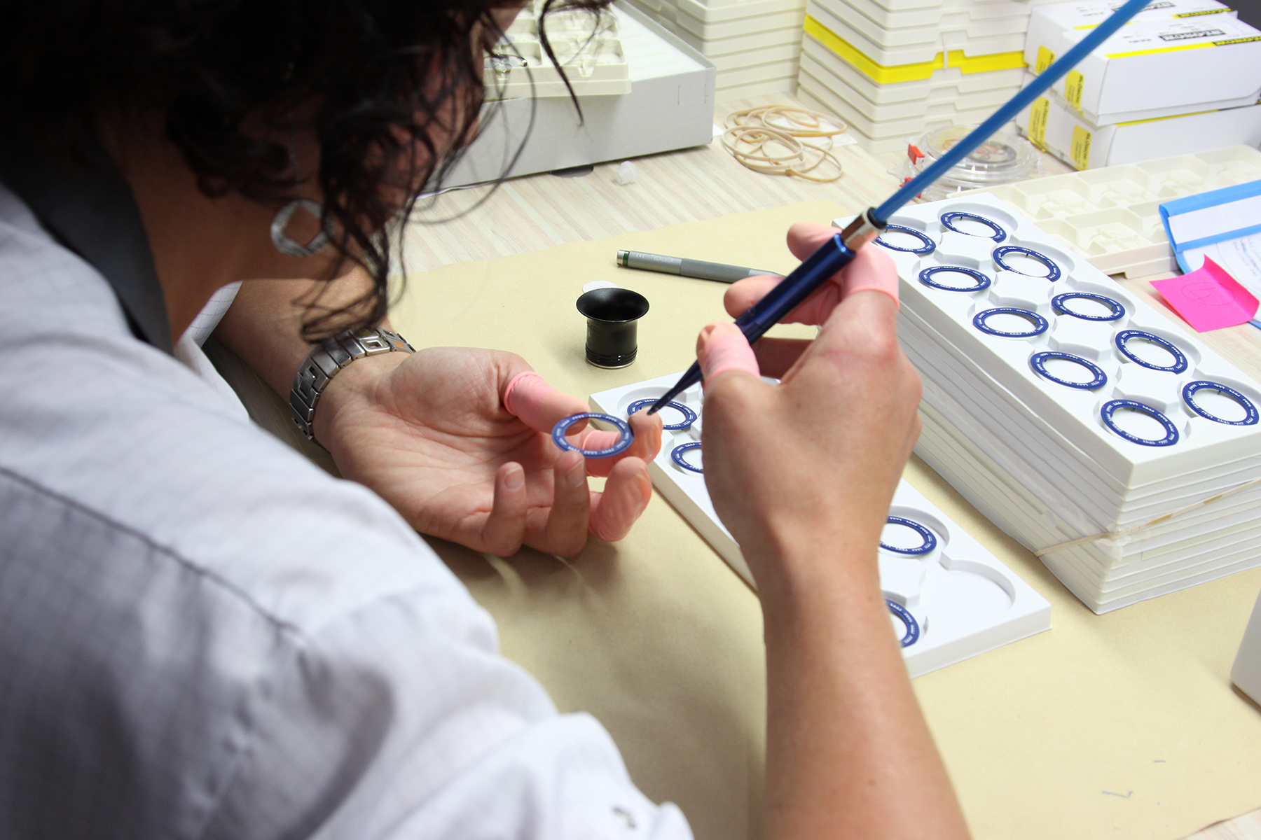 employee de la manufacture fraporlux, manufacture de cadrans horlogers